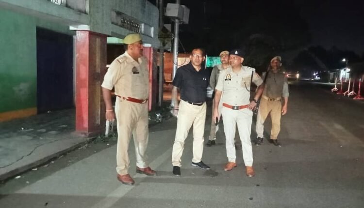 The dynamic SDM Gulab Chandra along with the officers conducted a surprise inspection of flood posts and instructed them to remain alert