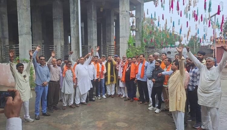Rampur: Satyaprakash Prajapati became district president in the meeting of Vishwa Hindu Mahasangh, Pankaj Agarwal became city president