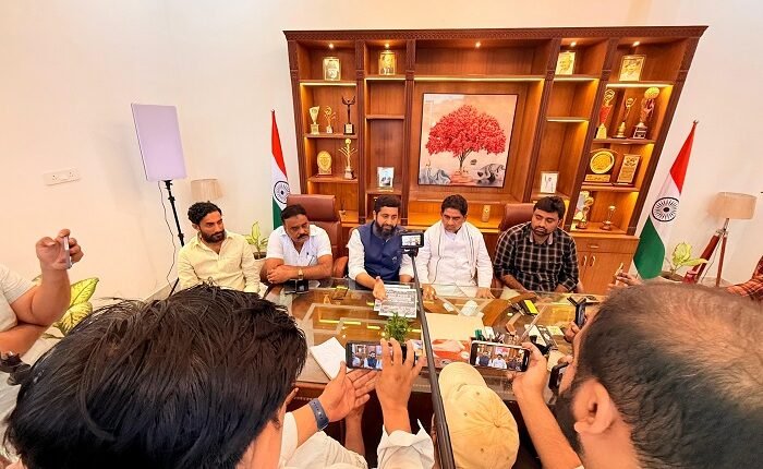 After the rebellion of Aam Party in Rampur, Aam Party held a press conference, state spokesperson Faisal Lala praised BJP,