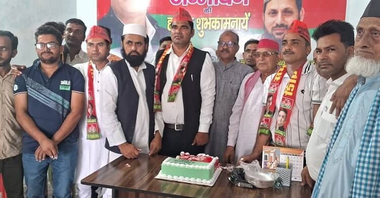 SP President Akhilesh Yadav's birthday was celebrated with great enthusiasm at the MP camp office in Rampur