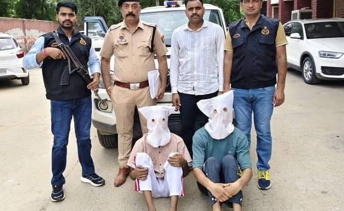 Big action by Faridabad Police, Crime Branch Sector 30 team arrested two robbers, they had robbed an elderly couple in Sector 15A
