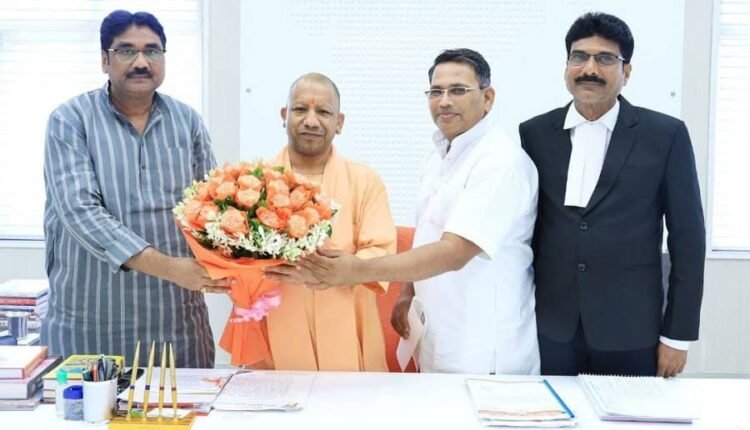 Nagar Palika President Chandraprakash Verma met Chief Minister Yogi Adityanath regarding city development