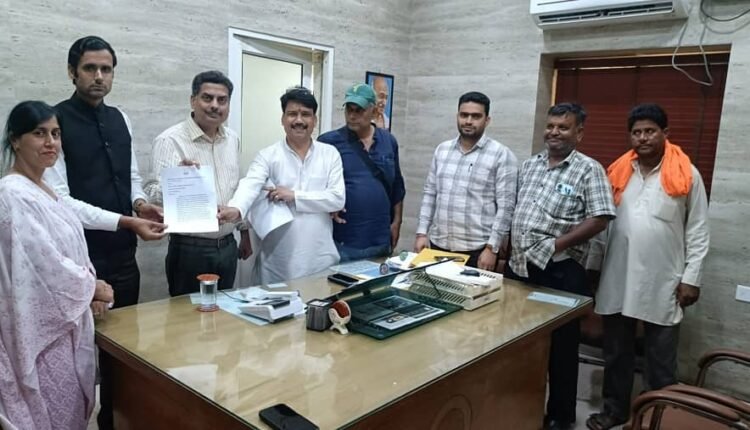 A memorandum was submitted to the municipality regarding removal of encroachment from the main roads of Modinagar