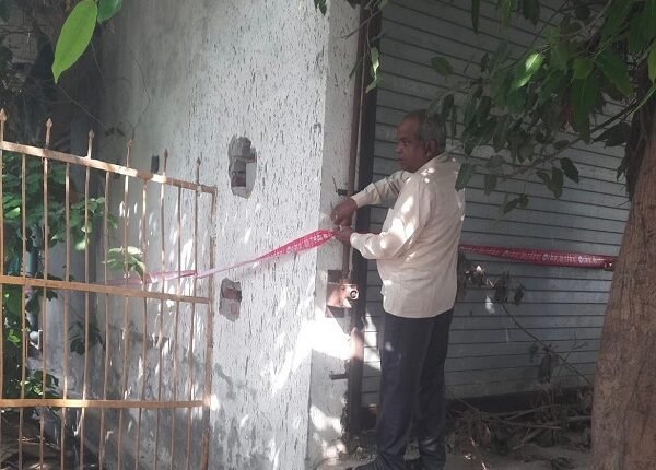 "GDA seals the building in Mahindra Enclave"