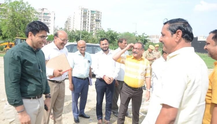 GDA Vice President Atul Vats inspected the construction work of the road connecting 18 and 24 meter wide Bandha Road to Noor Nagar