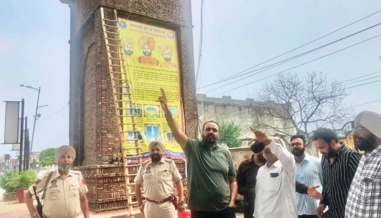 Municipal Corporation Commissioner inspected the painting of Golden Gate