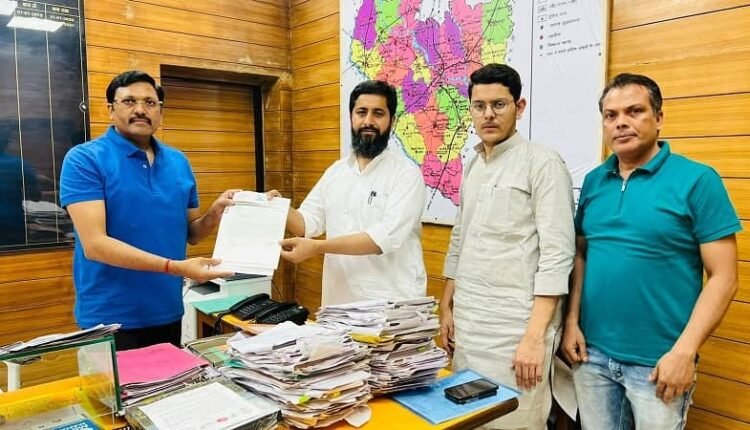 Faisal Lala submitted a memorandum to the Divisional Commissioner in protest against the excessive increase in house tax