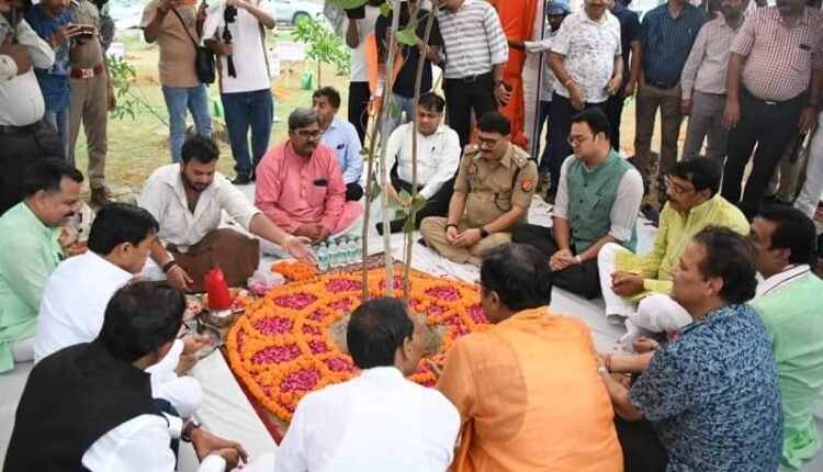 Municipal Commissioner Prem Prakash Meena was given a grand welcome by 'Power of the Pen Journalist Mahasangan'.