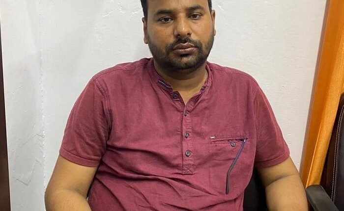 Mirzapur: Anti-corruption team caught the accountant red-handed while taking bribe