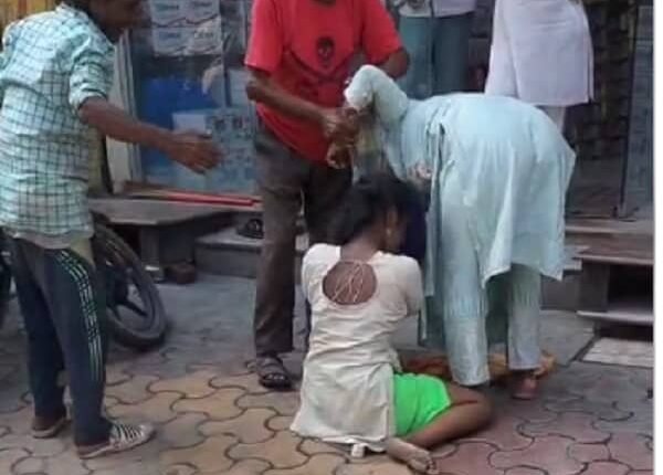 Moradabad: High-voltage drama between two women on the road, they beat each other by grabbing their hair, video goes viral