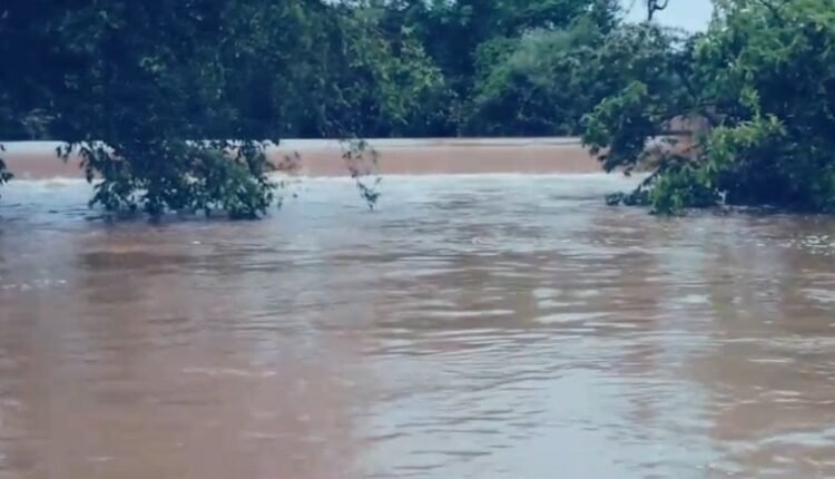 Mirzapur News: A major accident happened during fishing, a young man was swept away by the strong current after slipping in the water