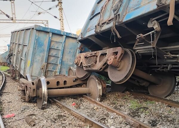 Three coaches of a goods train derailed at Mirzapur's Chunar railway station, causing a stir in the railways