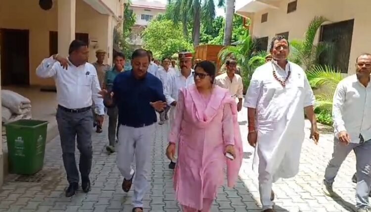 MLA Ratnakar Mishra inspected the Natwa railway bridge underpass for a permanent solution to the problem of waterlogging