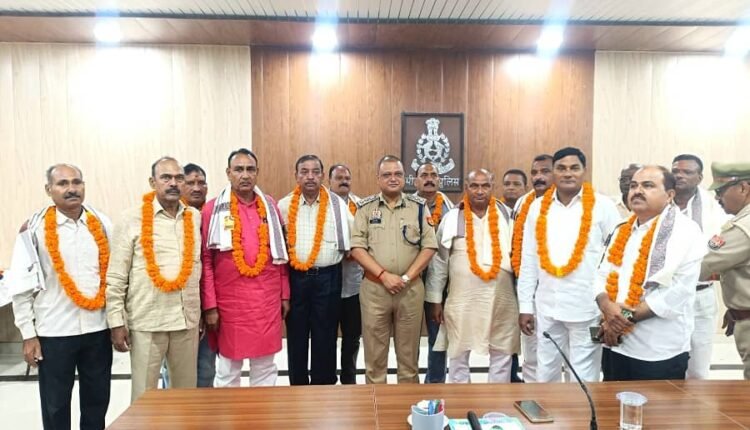 Mirzapur: Senior Superintendent of Police bid farewell to 14 police personnel who retired after completing superannuation