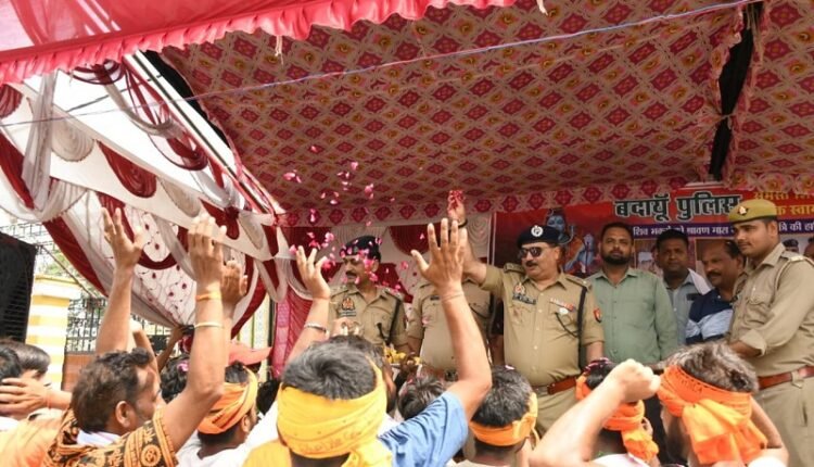 SSP Dr. Brijesh Kumar Singh inaugurated Kanwar Yatra Police Assistance Centers, welcomed Shiva devotees by showering flowers on them