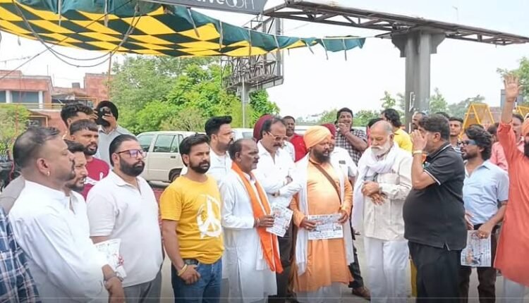 Amritsar: Clash between Valmiki leaders and police in protest against MLA Jasbir Sandhu at Bhandari Bridge