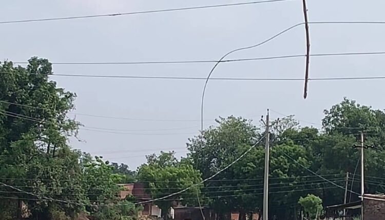 electricity-system-in-rampur-is-in-bad-shape-people-of-pahadi-gate-are-forced-to-live-in-darkness