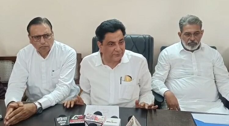 In the press conference of Congress in Rampur, the party was surrounded by questions of factionalism