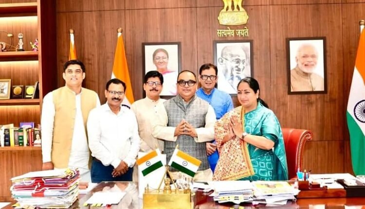 The demand to relieve Rampur's SP MP and Parliament Mosque's Imam Muhibullah Nadvi from his post gained momentum