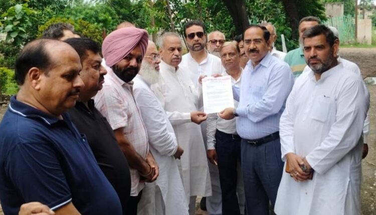 Rampur: Traders submitted a memorandum to AE against smart meters, illegal raids and increase in electricity rates