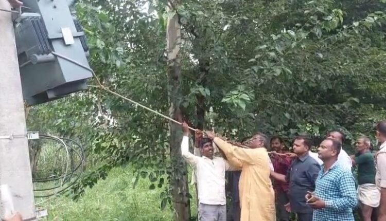 In Sitapur, the minister sat on a dharna over a transformer which was out of order for 20 days, the JE said – "Come and get it installed yourself"