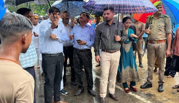 Accident due to a fig tree falling on a bus near Harakh- Immediate relief and rescue operations were carried out by the district administration