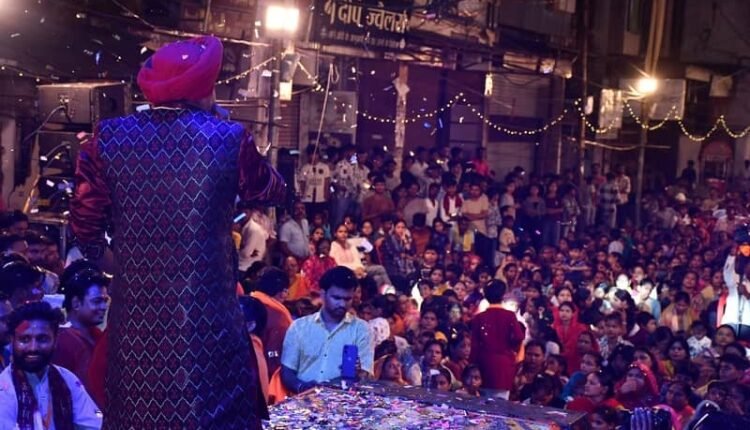 Barabanki: Grand Jagran organized by Ganpati Seva Samiti Sarawagi, devotees danced to the melodious bhajans of famous bhajan singer Rakesh Lakha