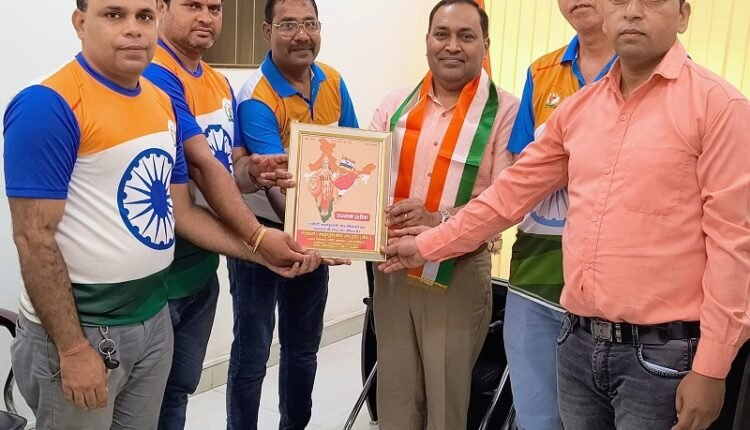 A delegation of Matribhoomi Seva Sangh, working for the honour of martyrs and soldiers, met the District Sainik Welfare Officer