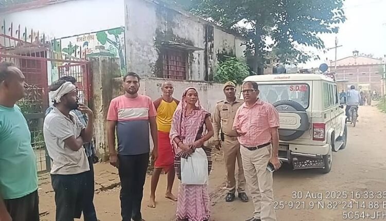 SDM Sadar Gulab Chandra instructed BLO to fill the calculation sheet carefully