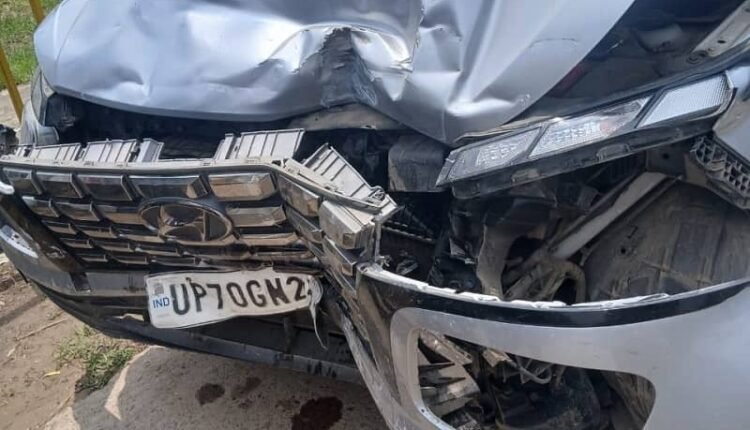 Two cars collided head-on in Mirzapur, four people injured