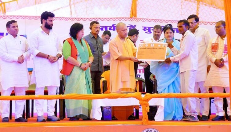 21 districts of the state affected by floods, more than 5,000 families in 12 revenue villages of Auraiya district affected by the flood in Yamuna river: Chief Minister Yogi