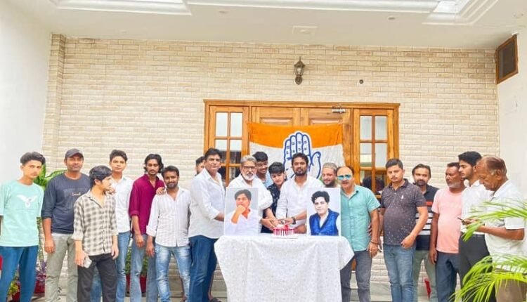 Rampur: Congress leaders celebrated Rajya Sabha MP Imran Pratapgarhi's birthday with great joy, wished him by cutting a cake