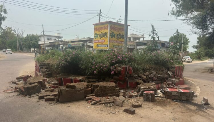 The risk of accidents is increasing due to the absence of divider at Budhimedi Chowk, villagers demanded action
