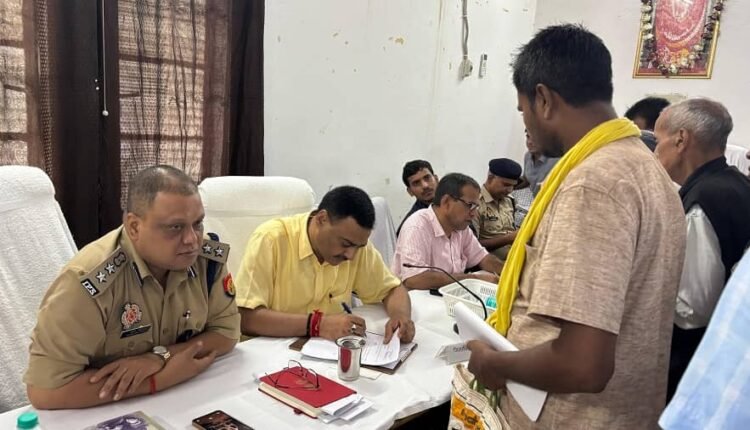 Sampoorna Samadhan Diwas was organized under the chairmanship of DM Pawan Kumar Gangwar IAS. Out of 132 applications, 16 were resolved on the spot