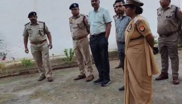 The District Magistrate inspected the district prison along with the Senior Superintendent of Police