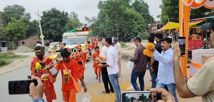 Mirzapur: Under the aegis of Vindhya Indian Journalist Press Social Club Mirzapur, flowers were showered on Shiva devotees and snacks were distributed on them