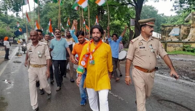 Asafpur: College manager, block chief, divisional president and other prominent people took out a tricolor march, paid floral tribute to the statue of freedom fighter and founder