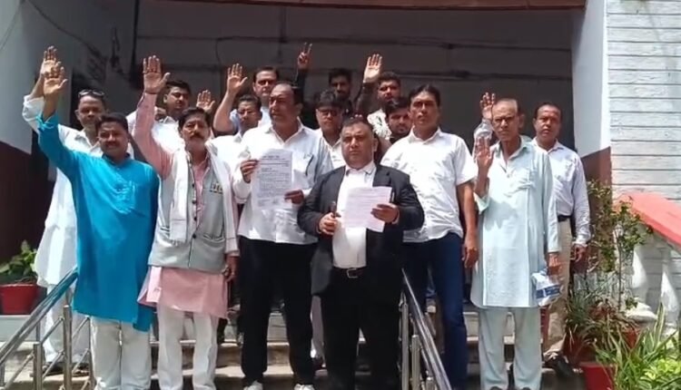 Rampur: Hum Ekta Manch protests against house tax and water tax, submits memorandum to District Magistrate