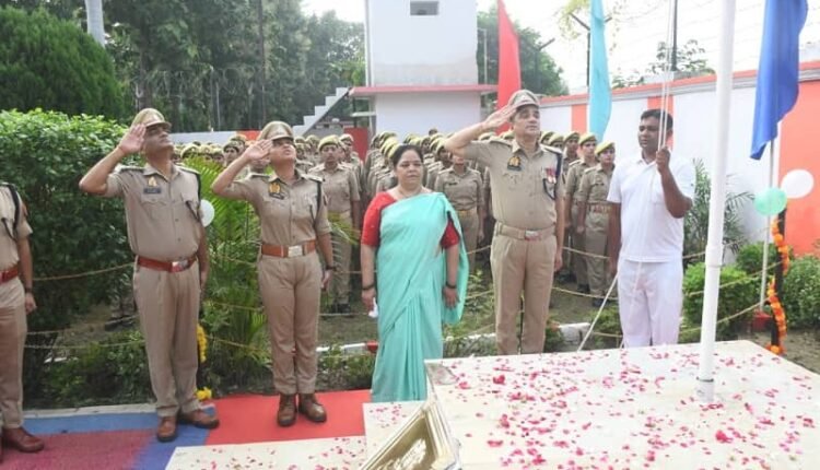 Rampur: Superintendent of Police hoisted the flag on 79th Independence Day and took oath of national service, policemen doing excellent work were honored