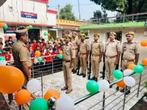 Rampur: Superintendent of Police hoisted the flag on 79th Independence Day and took oath of national service, policemen doing excellent work were honored