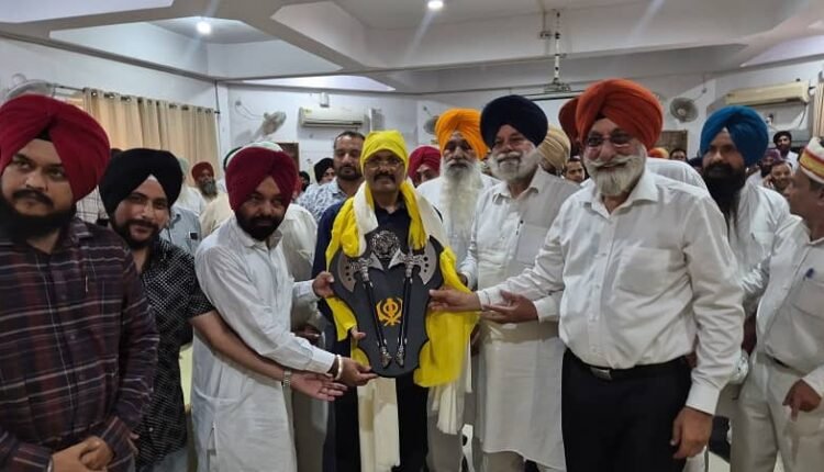 Rampur: Sikh community honoured Divisional Commissioner Anjaneya Kumar, invited him to visit Rampur