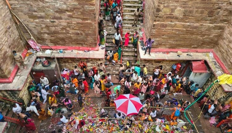 Lolark Chhath: Today is Lolark Chhath, a huge crowd of devotees gathered in Kashi's Lolark Kund to get a child