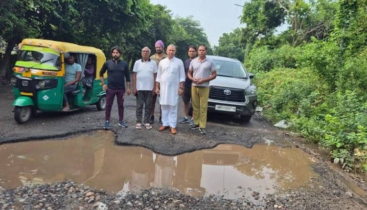 Congress leader Chaudhary Vijay Pratap came out on the road and showed the plight of the city