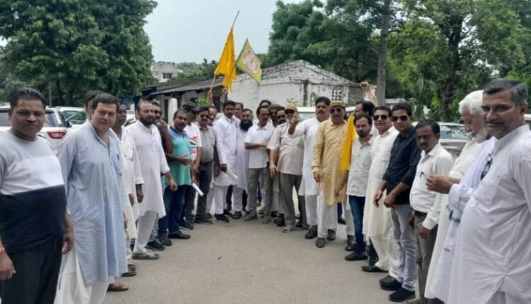 Strong demonstration by the Chamber of Commerce against the increase in house tax and water tax in Rampur