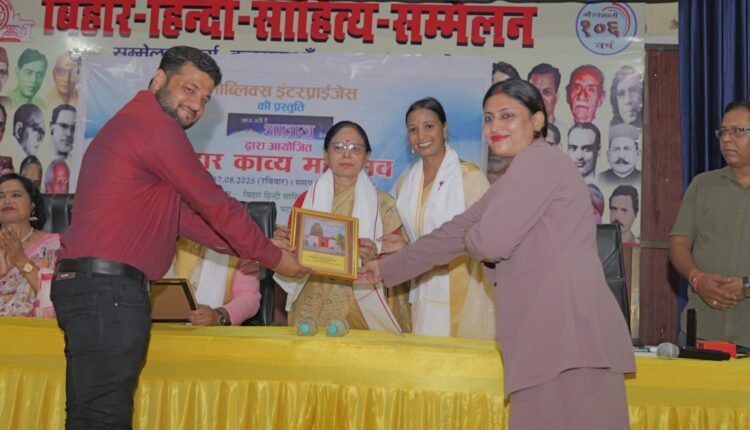 Bihar Kavya Mahotsav: The voice of literature resonated with the lighting of lamps, the youth showed their creative flight