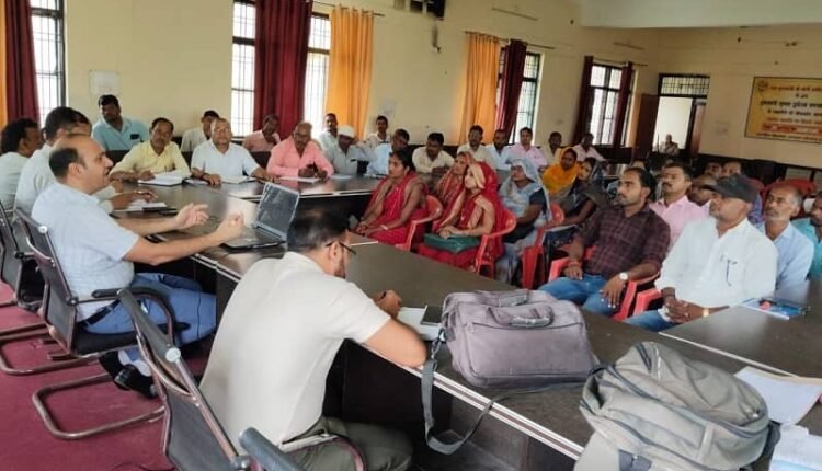 SDM held a meeting with BLOs and supervisors regarding special intensive revision.