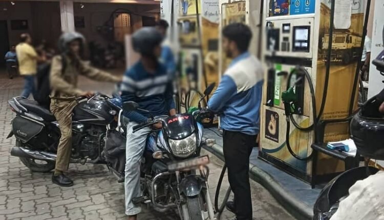 Rampur Police: "No helmet-no fuel" campaign launched in the district by Rampur Police