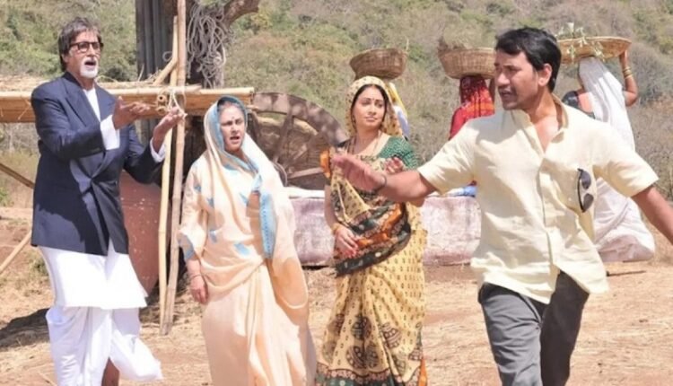 Nirahua, who worked with Amitabh and Jaya Bachchan in the Bhojpuri film Ganga Devi, revealed, "I was beaten with a stick."