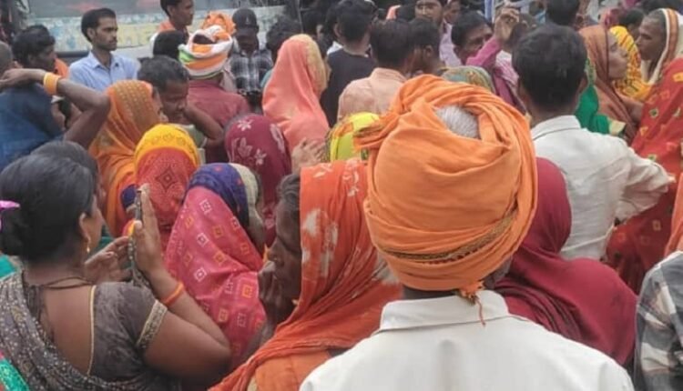 Sonbhadra: Farmers angry over not getting fertilizers blocked the road for hours