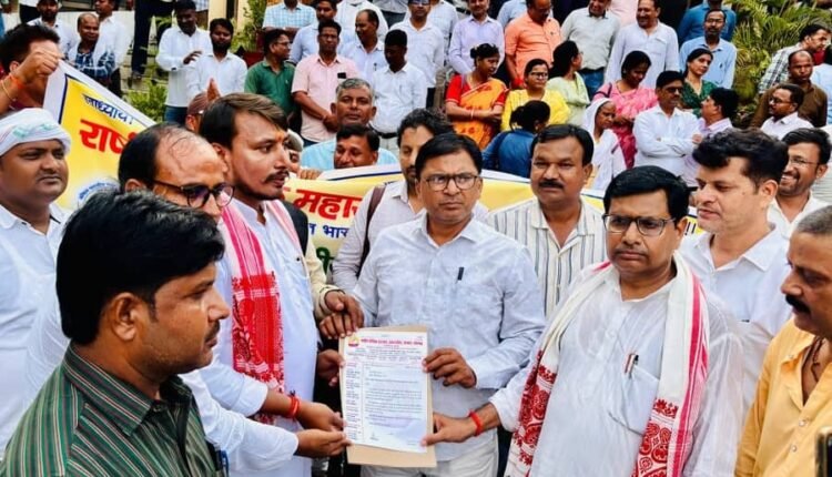 Demand to exempt teachers from TET, Rashtriya Shikshak Mahasangh submitted memorandum to DM